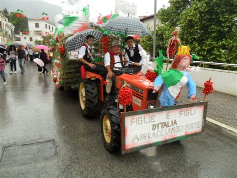 Centroabruzzonews Raiano Sagra Delle Ciliege I Carri Sfilano