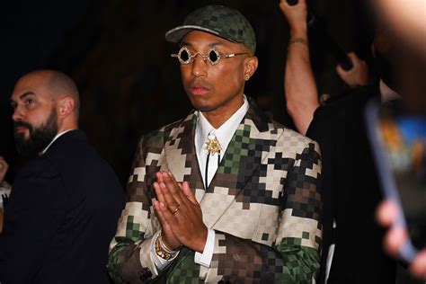 Pharrell Williams faz 1º desfile pela Louis Vuitton em Paris Moda e