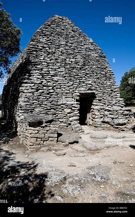 Ancient Beehive Stone Hut Hi Res Stock Photography And Images Alamy