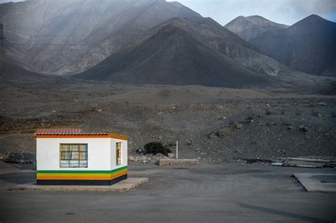 Foto Ampla De Uma Casa No Meio De Um Campo Montanhas Em Um Dia