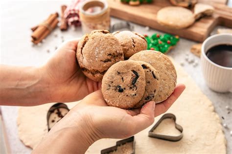 Galletas Caseras En Manos Femeninas Horneando Navidad Foto Gratis