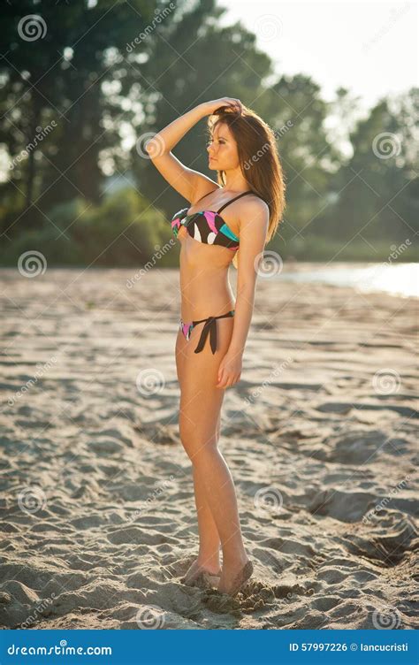 Sund Härlig Och Sexig Kvinna För Barn I Baddräkt På Stranden Bärande Bikini För Sexig Kvinna