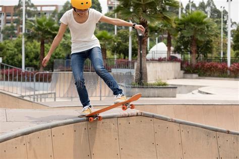 Skater Na Rampa Do Skatepark Imagem De Stock Imagem De Exterior