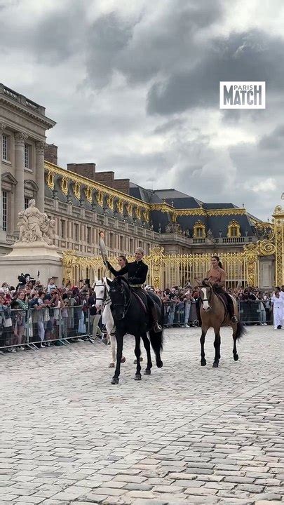 Salma Hayek Et Patrick Bruel Complices Sur Le Relais De La Flamme