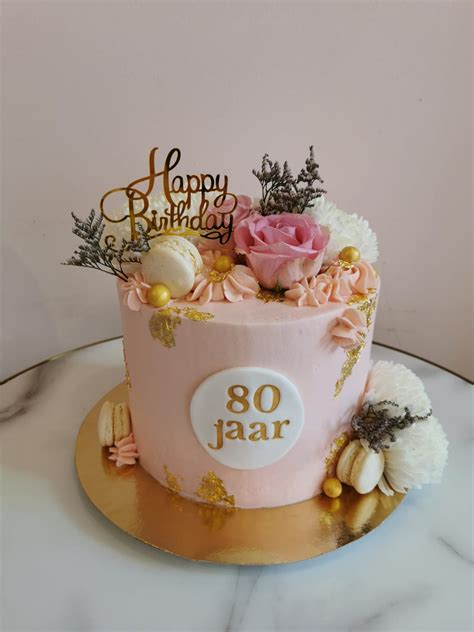 Creme Taart Met Verse Bloemen En Bladgoud Enjoy Cakes