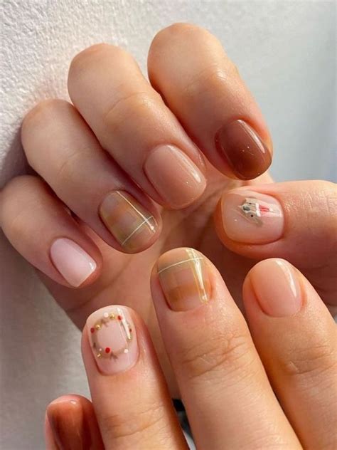 21 Short Holiday Nail Ideas For 2023 Lauren Erro Holiday Nails