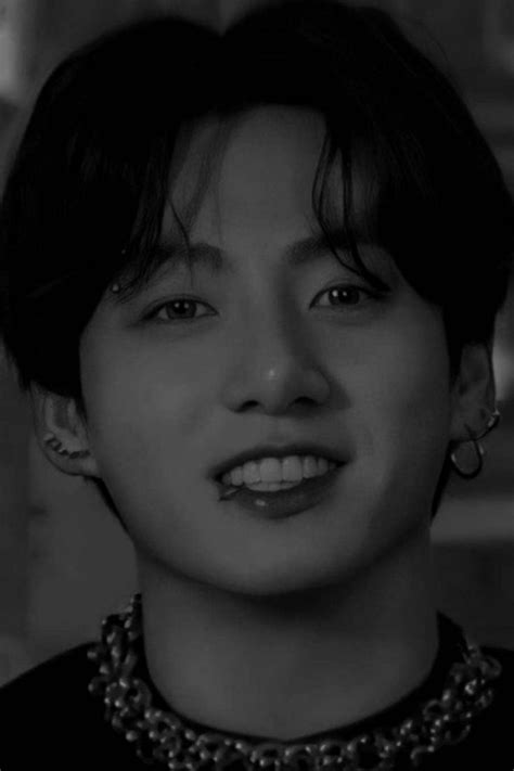 Pin By S𝗍ᥱᥣᥣ ୨୧ On Jᴇᴏɴ Jᴜɴɢkᴏᴏᴋ Jungkook Fashion Pearl Necklace