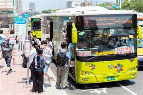 2屁孩上公車少投錢還裝傻 遭司機員「1狠招」制裁秒認錯 社會 中時新聞網