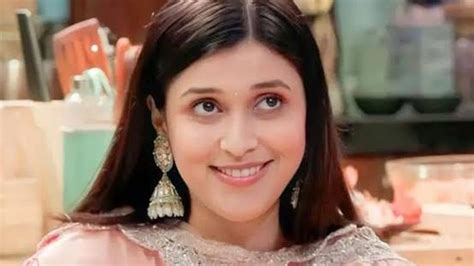 Mannara Chopra Out From The Finale Race Abhishek Kumar Munawar