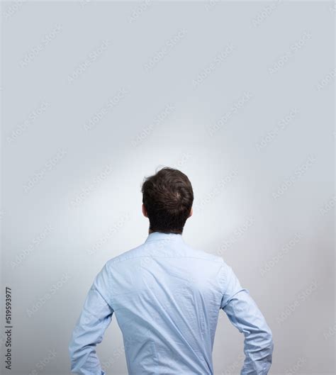 Foto De Jeune Homme Vu De Dos Qui Regarde En L Air Et Qui S Interroge