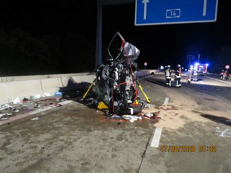 Zwei Tote Drei Verletzte Falschfahrer Verursacht Schweren Unfall Auf