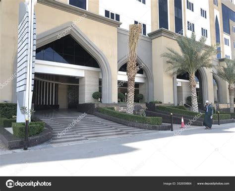 Five Star Hotel Entrance Drive Facility Drop Customers Islamic Style ...