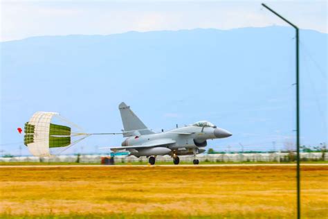 空军航空兵某旅开展实战化飞行训练，锤炼打赢硬功