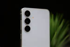 Samsung Galaxy S25 FE ma problem z aparatem. Lepsze zdjęcia zrobi Pixel 6a