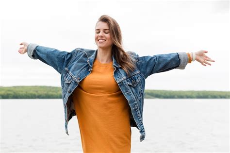 Mujer Con Los Brazos Abiertos Foto Gratis