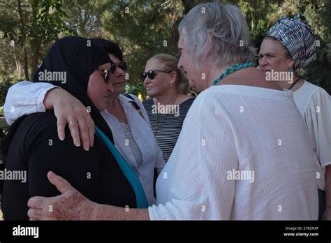 Arabisch israelische Ghadir Hani und jüdische Frauen trösten einander