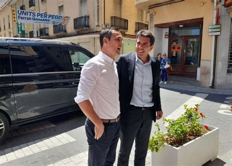 Ferrán González candidato del PP de Pego recibiendo en su sede a