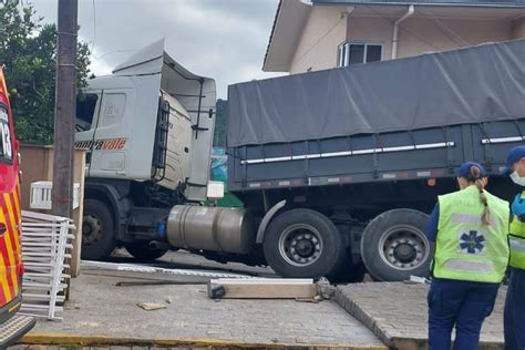 Carreta Desgovernada Atinge Casa E Poste De Energia Em Videira