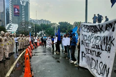 Diguyur Hujan Massa Mahasiswa Tetap Demo Tolak Kenaikan Harga BBM Di