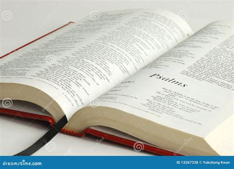 Una Biblia Abierta Foto De Archivo Imagen De Escritura 13267338