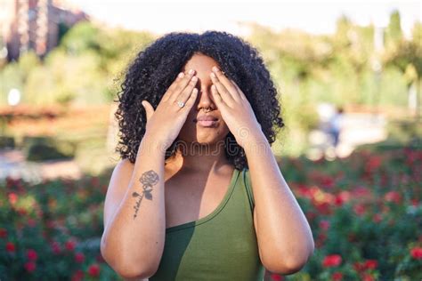 Jeune Latino Aux Cheveux Roux Les Mains Couvrant Ses Yeux Image Stock