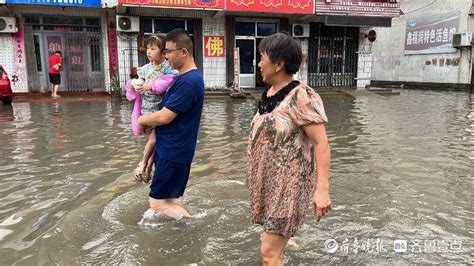 强降雨导致村子积水内涝，烟台消防员四小时手动排涝救援人员行走