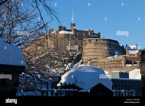 Edinburgh castle snow hi-res stock photography and images - Alamy