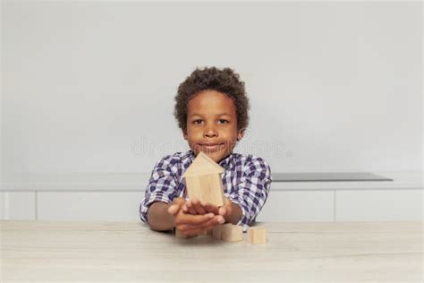 pequeno nino lindo de la colegiala  el libro de escuela foto de