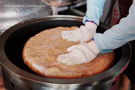 點頭大餅水煎包｜6大鐵鍋還不夠應付客人！黑糖豆標大餅20元必買．鮮肉煎包也好吃 艾瑪 吃喝玩樂札記