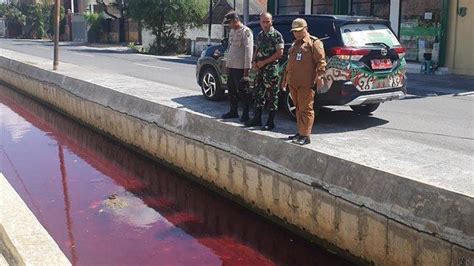 Air Sungai Berubah Warna Jadi Merah Darah Di Pamekasan Warga Jadi