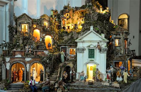 Nel presepe di Sant Egidio Gesù nasce tra i poveri i senza casa i rom