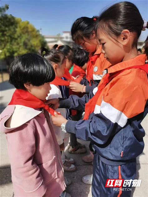 零陵区石岩头镇中心小学举行“争做新时代好队员”少先队入队仪式腾讯新闻