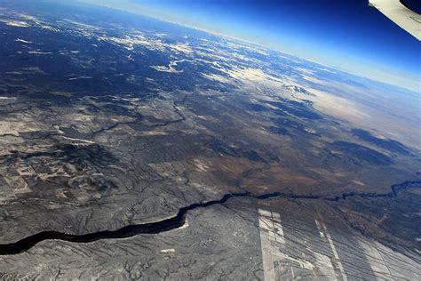 Científicos descubren enorme océano debajo de la corteza terrestre que