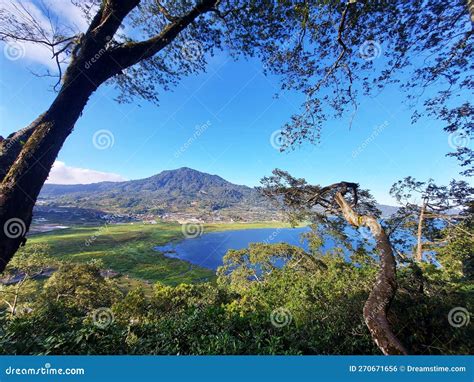 Tamblingan Del Lago Desde Lejos Foto De Archivo Imagen De Lago