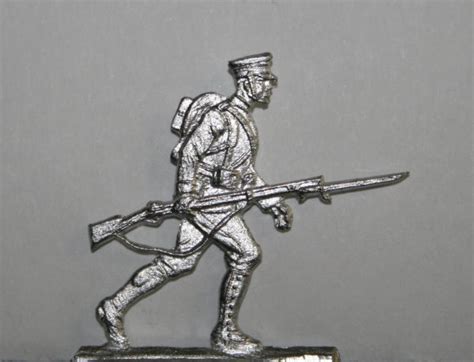 Schmalkalder Zinnfiguren Soldat Vorgehend