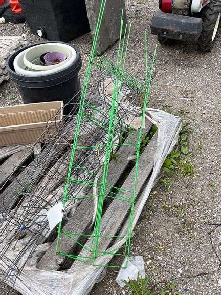 Planter Pots 15 1 2 To 17 W X 5 1 2 To 12 D Tomato Cages 54 H And