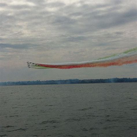 Spettacolare Esibizione Delle Frecce Tricolori Sul Lago Di Garda Foto