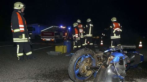 Pkw Fahrer übersieht Biker beim Abbiegen