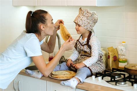 Mignonne Petite Fille à La Maison Avec Sa Belle Mère Fait Des Crêpes