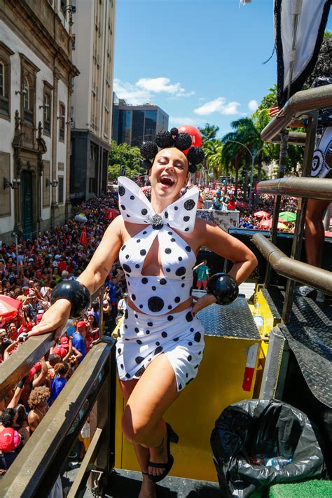 Foto Carnaval Paolla Oliveira Em Um Look Ousado De Bolinhas Em