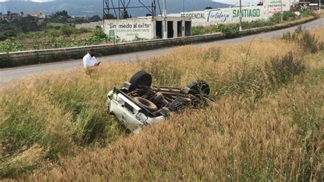 Muere hombre tras volcar su camioneta en la Morelia Pátzcuaro La