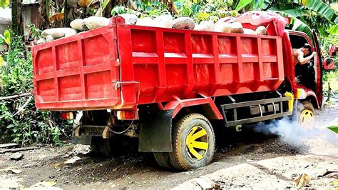 Mobil Dump Truk Muat Batu Sungai Bongkar Muatan Super Mundur Terjebak