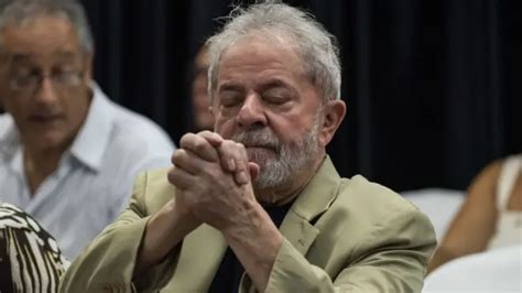 El Expresidente De Brasil Lula Da Silva Se Entrega A La Policía Para