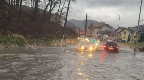 Circulaţie întreruptă pe Valea Oltului din cauza apei acumulate pe drum