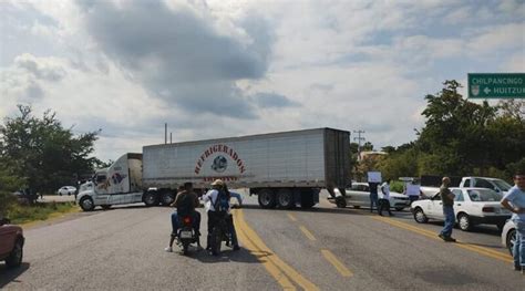 Bloquean carretera Chilpancingo Iguala para exigir la aparición de un