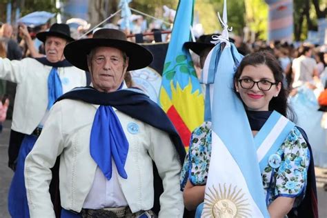 Organizan Un Gran Desfile Y Una Pe A Para Celebrar El De Mayo En