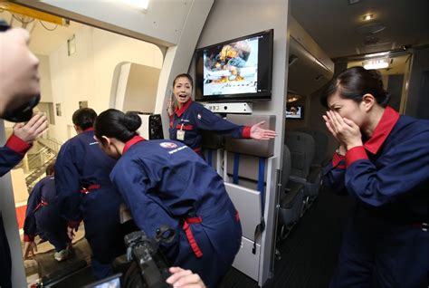 羽田空港の衝突事故 「奇跡の脱出」を支えたのは客室乗務員の適切な行動 朝日ウイークリーデジタルasahi Weekly Digital