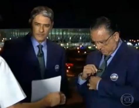 William Bonner empurra funcionário da Globo durante o Jornal Nacional