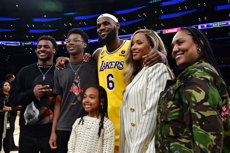 El hijo de LeBron James sufrió un paro cardíaco y tuvo que ser