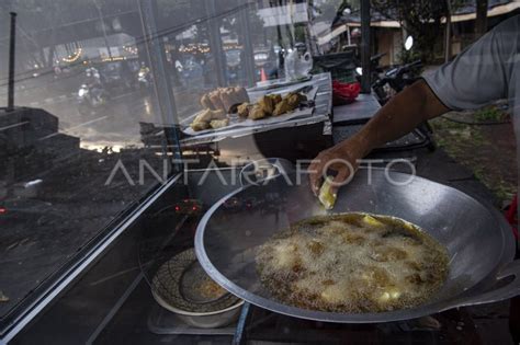 BLT MINYAK GORENG UNTUK MASYARAKAT ANTARA Foto